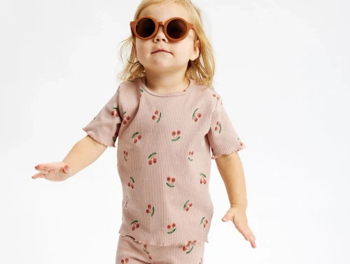 Pige i støvet rosa t-shirt med print af små smilende kirsebær fra The New Siblings TNST6223 adobe rose